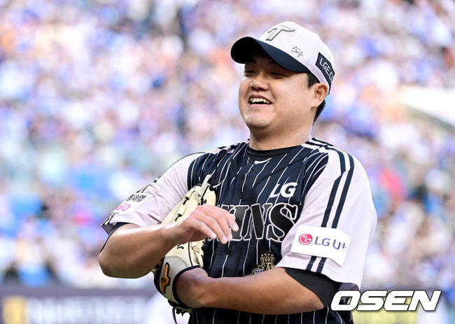 [OSEN=잠실, 최규한 기자] 23일 서울 잠실야구장에서 ‘2026 신한 SOL Bank KBO리그’ LG 트윈스와 삼성 라이온즈의 경기가 열렸다.홈팀 LG는 장현식, 방문팀 삼성은 최원태를 선발로 내세웠다.3회초 삼성 공격을 무실점으로 막아낸 LG 선발 장현식이 더그아웃으로 향하고 있다. 2026.06.23 / dreamer@osen.co.kr