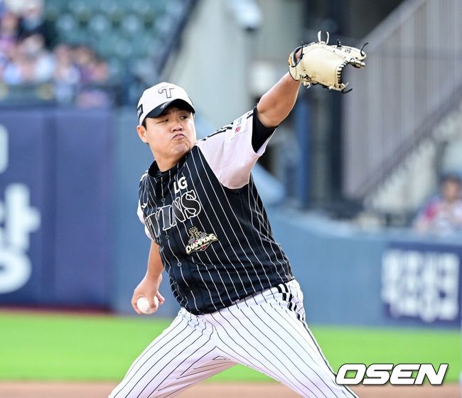 [OSEN=잠실, 최규한 기자] 23일 서울 잠실야구장에서 ‘2026 신한 SOL Bank KBO리그’ LG 트윈스와 삼성 라이온즈의 경기가 열렸다.홈팀 LG는 장현식, 방문팀 삼성은 최원태를 선발로 내세웠다.1회초 LG 선발 장현식이 힘차게 공을 뿌리고 있다. 2026.06.23 / dreamer@osen.co.kr