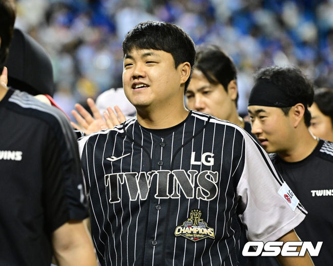 [OSEN=잠실, 최규한 기자] 23일 서울 잠실야구장에서 ‘2026 신한 SOL Bank KBO리그’ LG 트윈스와 삼성 라이온즈의 경기가 열렸다.이날 경기는 홈팀 LG가 4-3으로 승리하며 4연승을 달렸다.경기를 마치고 승리투수 LG 장현식이 코칭스태프와 인사를 나누며 미소짓고 있다. 2026.06.23 / dreamer@osen.co.kr