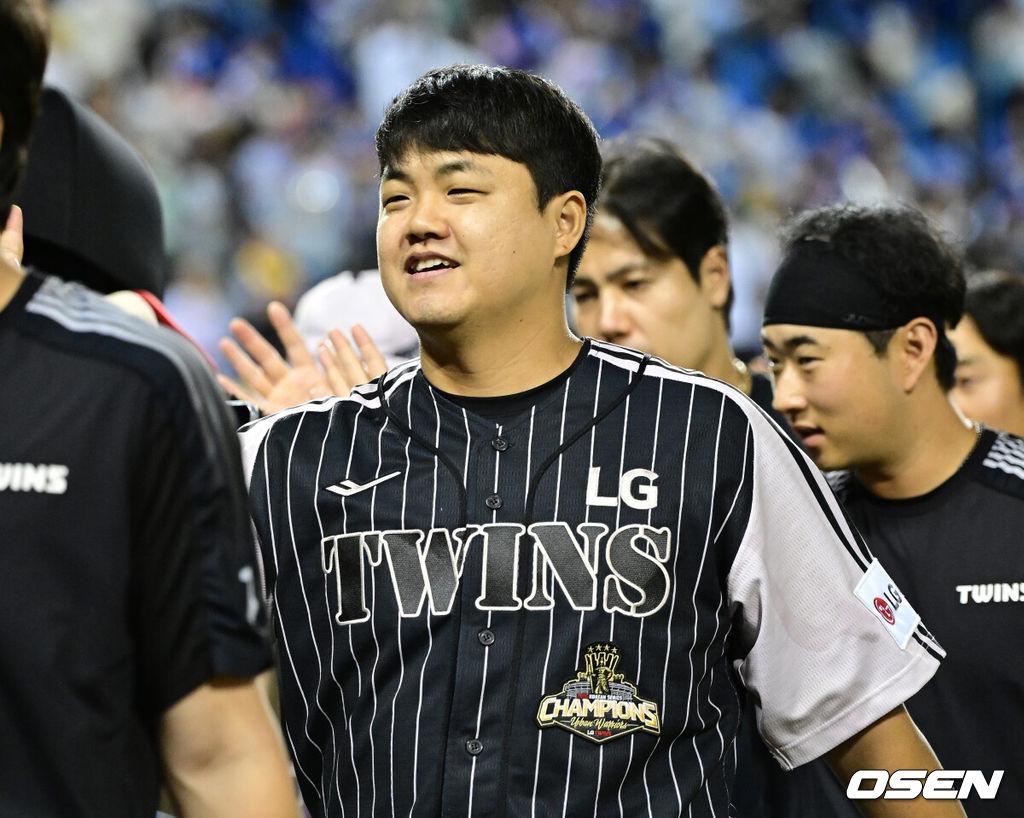 23일 서울 잠실야구장에서 ‘2026 신한 SOL Bank KBO리그’ LG 트윈스와 삼성 라이온즈의 경기가 열렸다.이날 경기는 홈팀 LG가 4-3으로 승리하며 4연승을 달렸다.경기를 마치고 승리투수 LG 장현식이 코칭스태프와 인사를 나누며 미소짓고 있다. 2026.06.23 / dreamer@osen.co.kr