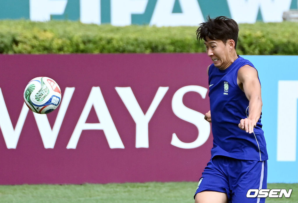 24일(한국시간) 멕시코 몬테레이에 위치한 에스타디오 유니버시타리오에서 대한민국 축구 대표팀의 훈련이 진행됐다.대한민국 축구대표팀은 오는 25일 오전 10시 멕시코 몬테레이 스타디움에서 남아프리카공화국을 상대로 2026 국제축구연맹(FIFA) 북중미 월드컵 조별리그 A조 최종 3차전을 치른다. 대한민국 손흥민이 훈련을 하고 있다. 20206.06.24 /sunday@osen.co.kr