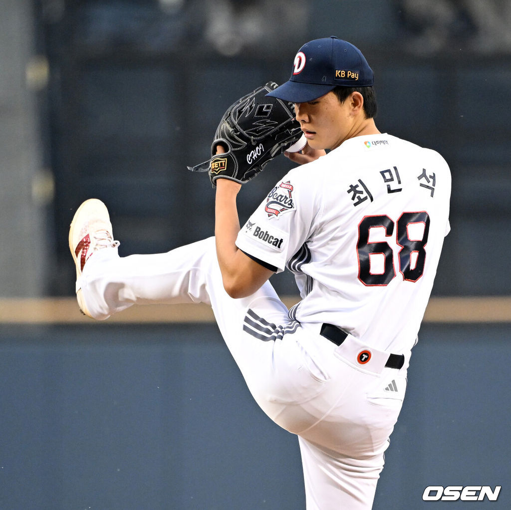 19일 서울 잠실야구장에서 2026 신한 SOL KBO리그 두산 베어스와 NC 다이노스의 경기가 열렸다.이날 두산은 최민석, NC는 테일러를 선발로 내세웠다.1회초 무사에서 두산 선발투수 최민석이 역투하고 있다. 2026.05.19 /sunday@osen.co.kr