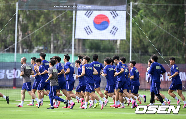 [OSEN=사포판(멕시코), 이대선 기자] 2026 북중미 월드컵에 참가하는 대한민국 축구국가대표팀이 11일(한국시각) 멕시코 과달라하라 인근 사포판의 치바스 베르데 바예에서 훈련을 진행했다.대한민국 월드컵대표팀은 오는 12일 오전 11시(한국시각) 체코와 2026년 북중미 월드컵 조별리그 A조 1차전을 펼친다.선수들이 훈련을 하고 있다. 2026.06.11 /sunday@osen.co.kr