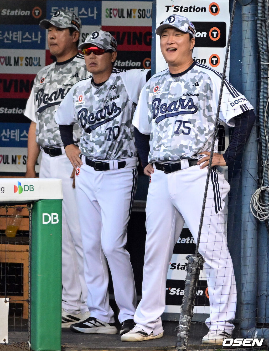 18일 서울 잠실야구장에서 ‘2026 신한 SOL Bank KBO리그’ 두산 베어스와 KT 위즈의 경기가 열렸다.홈팀 두산은 최민석을, 방문팀 KT는 소형준을 선발로 내세웠다.두산 김원형 감독, 이진영 코치가 경기를 지켜보고 있다. 2026.06.18 /cej@osen.co.kr