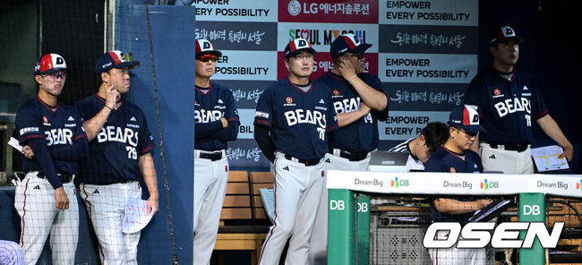 [OSEN=잠실, 최규한 기자] 21일 서울 잠실야구장에서 ‘2026 신한 SOL Bank KBO리그’ LG 트윈스와 두산 베어스의 경기가 열렸다.홈팀 LG는 라클란 웰스, 두산은 잭 로그를 선발로 내세웠다.6회말 1사 1, 2루 상황 LG 오스틴의 내야 땅볼 때 두산 내야진의 포구 실책과 송구 미스로 2실점했다. 굳은 표정으로 경기를 지켜보는 두산 김원형 감독과 코칭스태프. 2026.06.21 / dreamer@osen.co.kr