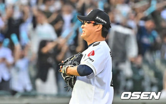 [OSEN=부산, 이석우 기자] 23일 부산 사직야구장에서 2026 신한 SOL KBO 리그 롯데 자이언츠와 NC 다이노스의 경기가 열렸다. 홈팀 롯데는 박세웅이, 방문팀 NC는 라일리가 선발 출전했다.롯데 자이언츠 박세웅이 3회초 1사 NC 다이노스 김형준에게 좌월 동점 솔로 홈런을 맞고 아쉬워하고 있다. 2026.06.23 / foto0307@osen.co.kr