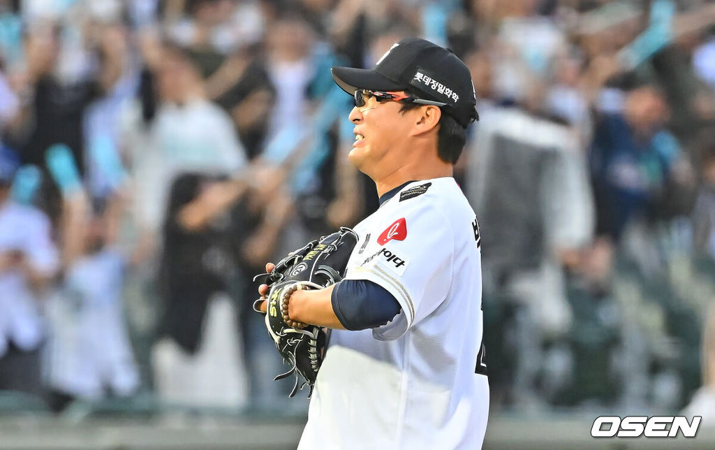 23일 부산 사직야구장에서 2026 신한 SOL KBO 리그 롯데 자이언츠와 NC 다이노스의 경기가 열렸다. 홈팀 롯데는 박세웅이, 방문팀 NC는 라일리가 선발 출전했다.롯데 자이언츠 박세웅이 3회초 1사 NC 다이노스 김형준에게 좌월 동점 솔로 홈런을 맞고 아쉬워하고 있다. 2026.06.23 / foto0307@osen.co.kr
