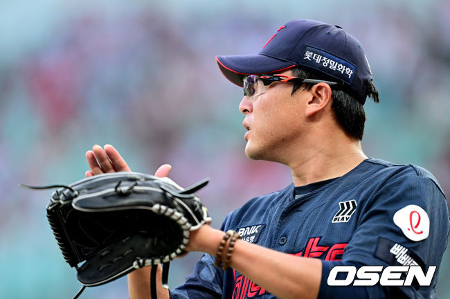 [OSEN=인천, 최규한 기자] 17일 인천 SSG랜더스필드에서 ‘2026 신한 SOL Bank KBO리그’ SSG 랜더스와 롯데 자이언츠의 경기가 열렸다.홈팀 SSG는 김건우, 방문팀 롯데는 박세웅을 선발로 내세웠다.3회말 2사 만루 상황 SSG 에레디아를 내야 땅볼로 이끌며 실점없이 이닝을 마친 롯데 선발 박세웅이 더그아웃으로 향하며 야수들에게 인사를 전하고 있다. 2026.06.17 / dreamer@osen.co.kr