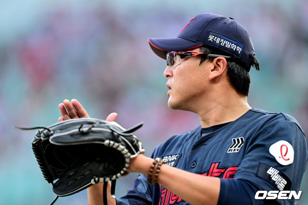 17일 인천 SSG랜더스필드에서 ‘2026 신한 SOL Bank KBO리그’ SSG 랜더스와 롯데 자이언츠의 경기가 열렸다.홈팀 SSG는 김건우, 방문팀 롯데는 박세웅을 선발로 내세웠다.3회말 2사 만루 상황 SSG 에레디아를 내야 땅볼로 이끌며 실점없이 이닝을 마친 롯데 선발 박세웅이 더그아웃으로 향하며 야수들에게 인사를 전하고 있다. 2026.06.17 / dreamer@osen.co.kr