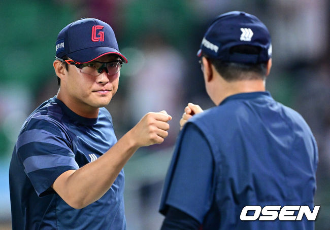 [OSEN=인천, 최규한 기자] 17일 인천 SSG랜더스필드에서 ‘2026 신한 SOL Bank KBO리그’ SSG 랜더스와 롯데 자이언츠의 경기가 열렸다.이날 경기는 접전 끝에 롯데가 2-1로 승리하며 2연승을 달렸다.경기를 마치고 승리투수 롯데 박세웅이 김태형 감독과 인사를 나누고 있다. 2026.06.17 / dreamer@osen.co.kr