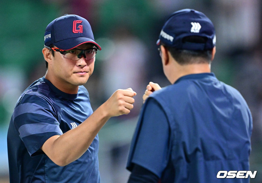 17일 인천 SSG랜더스필드에서 ‘2026 신한 SOL Bank KBO리그’ SSG 랜더스와 롯데 자이언츠의 경기가 열렸다.이날 경기는 접전 끝에 롯데가 2-1로 승리하며 2연승을 달렸다.경기를 마치고 승리투수 롯데 박세웅이 김태형 감독과 인사를 나누고 있다. 2026.06.17 / dreamer@osen.co.kr