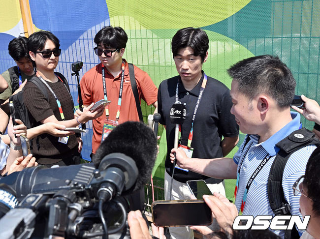 [OSEN=몬테레이(멕시코), 이대선 기자] 24일(한국시간) 멕시코 몬테레이에 위치한 에스타디오 유니버시타리오에서 대한민국 축구 대표팀의 훈련이 진행됐다.대한민국 축구대표팀은 오는 25일 오전 10시 멕시코 몬테레이 스타디움에서 남아프리카공화국을 상대로 2026 국제축구연맹(FIFA) 북중미 월드컵 조별리그 A조 최종 3차전을 치른다. 박지성 해설위원이 인터뷰를 하고 있다. 20206.06.24 /sunday@osen.co.kr