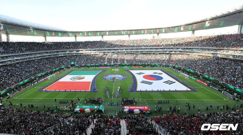 19일 (한국시각) 멕시코 에스타디오 과달라하라에서 2026 국제축구연맹(FIFA) 북중미 월드컵 A조 조별리그 2차전 대한민국과 멕시코의 경기가 열렸다.체코를 상대로 2-1 역전승을 거둔 한국은 멕시코전 승리와 함께 조 1위 도약을 노린다. 멕시코 역시 남아프리카공화국을 2-0으로 꺾고 승점 3점을 확보했다. 경기에 앞서 식전행사가 열리고 있다. 2026.06.19 /sunday@osen.co.kr