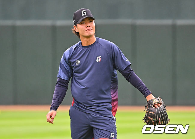 [OSEN=부산, 이석우 기자] 23일 부산 사직야구장에서 2026 신한 SOL KBO 리그 롯데 자이언츠와 NC 다이노스의 경기가 열린다. 홈팀 롯데는 박세웅이, 방문팀 NC는 라일리가 선발 출전한다.롯데 자이언츠 이이무라 쇼타가 훈련을 하고 있다. 2026.06.23 / foto0307@osen.co.kr