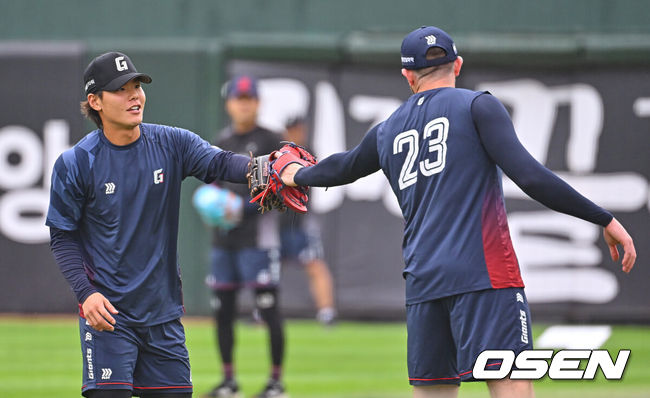 [OSEN=부산, 이석우 기자] 23일 부산 사직야구장에서 2026 신한 SOL KBO 리그 롯데 자이언츠와 NC 다이노스의 경기가 열린다. 홈팀 롯데는 박세웅이, 방문팀 NC는 라일리가 선발 출전한다.롯데 자이언츠 이이무라 쇼타가 캐치볼을 해준 비슬리와 하이파이브를 하고 있다. 2026.06.23 / foto0307@osen.co.kr