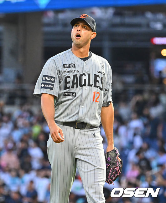 [OSEN=창원, 이석우 기자] 18일 창원NC파크에서 2026 신한 SOL KBO 리그 NC 다이노스와 한화 이글스의 경기가 열렸다. 홈팀 NC는 테일러가, 방문팀 한화는 에르난데스가 선발 출전했다. 한화 이글스 선발투수 에르난데스가 2회말 수비를 마치고 아쉬운 표정을 짓고 있다. 2026.06.18 / foto0307@osen.co.kr