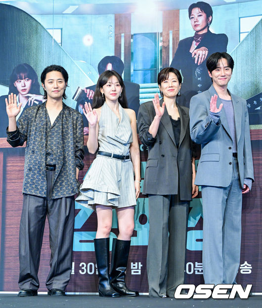 [OSEN=최규한 기자] 28일 오후 서울 신도림동 더링크서울에서 JTBC 토일드라마 ‘신입사원 강회장’ 제작발표회가 열렸다.‘신입사원 강회장’은 사업의 신이라 불리는 최성그룹 회장 강용호가 사고 이후 원치 않는 2회차 인생을 살게 되는 리마인드 라이프 스토리다.&nbsp;배우 진구, 이주명, 전혜진, 이준영(왼쪽부터)이 포토타임을 하고 있다. 2026.05.28 / dreamer@osen.co.kr