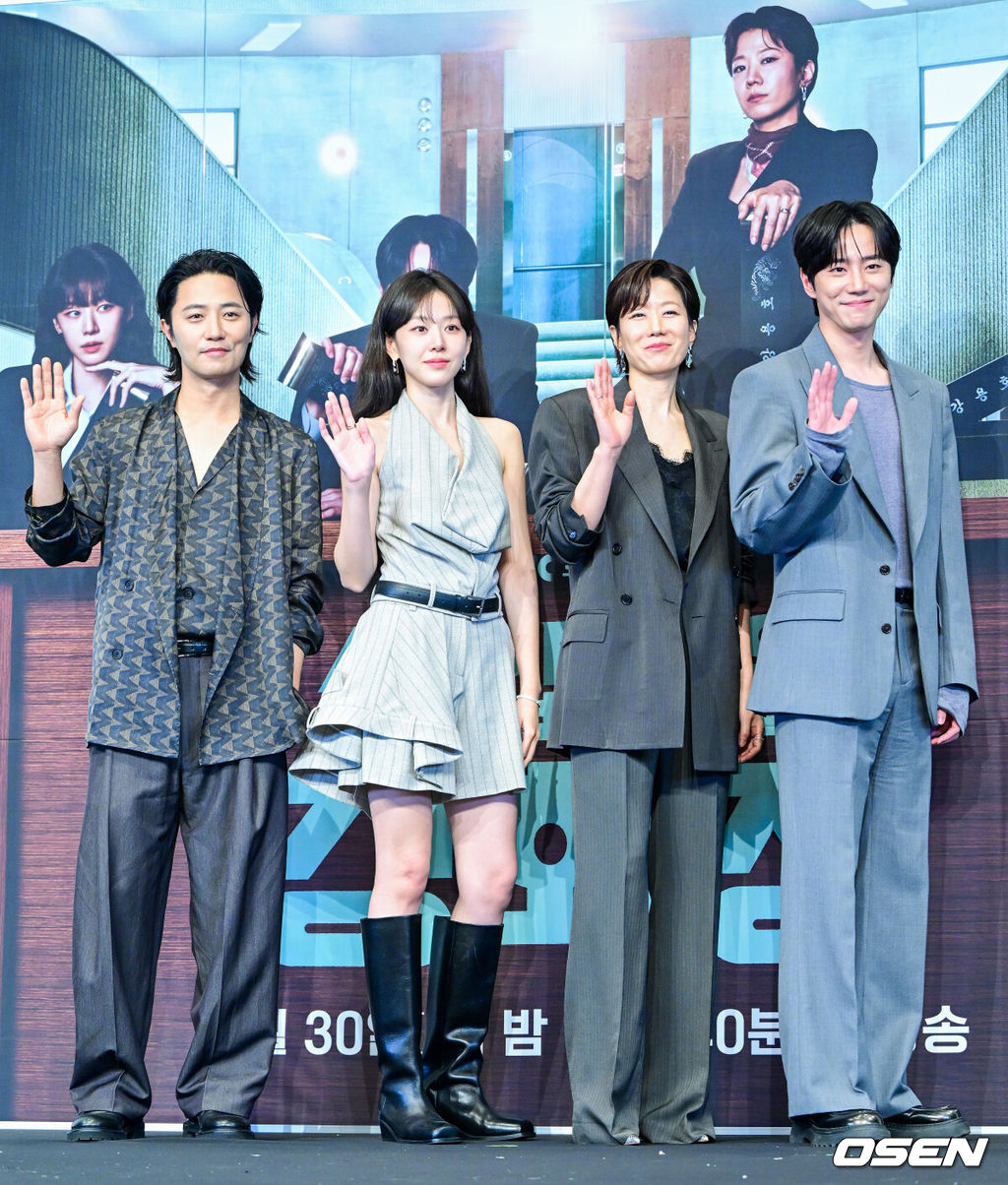28일 오후 서울 신도림동 더링크서울에서 JTBC 토일드라마 ‘신입사원 강회장’ 제작발표회가 열렸다.‘신입사원 강회장’은 사업의 신이라 불리는 최성그룹 회장 강용호가 사고 이후 원치 않는 2회차 인생을 살게 되는 리마인드 라이프 스토리다. 배우 진구, 이주명, 전혜진, 이준영(왼쪽부터)이 포토타임을 하고 있다. 2026.05.28 / dreamer@osen.co.kr