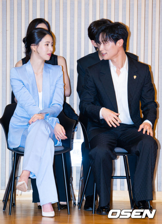 [OSEN=민경훈 기자] 7일 오후 서울 양천구 목동 SBS 방송센터 SBS홀에서 SBS 새 금토드라마 '멋진 신세계' 제작발표회가 열렸다.<br /><br />'멋진 신세계'는 희대의 조선 악녀 영혼이 씌어 '악질' 해진 무명배우 신서리(임지연 분)와 자본주의가 낳은 괴물이라 불리는 악질 재벌 차세계(허남준 분)의 일촉즉발 전쟁 같은 로맨스 코미디 드라마다.<br /><br />배우 임지연과 허남준이 포토타임을 기다리며 얘기를 나누고 있다. 2026.05.07 / rumi@osen.co.kr