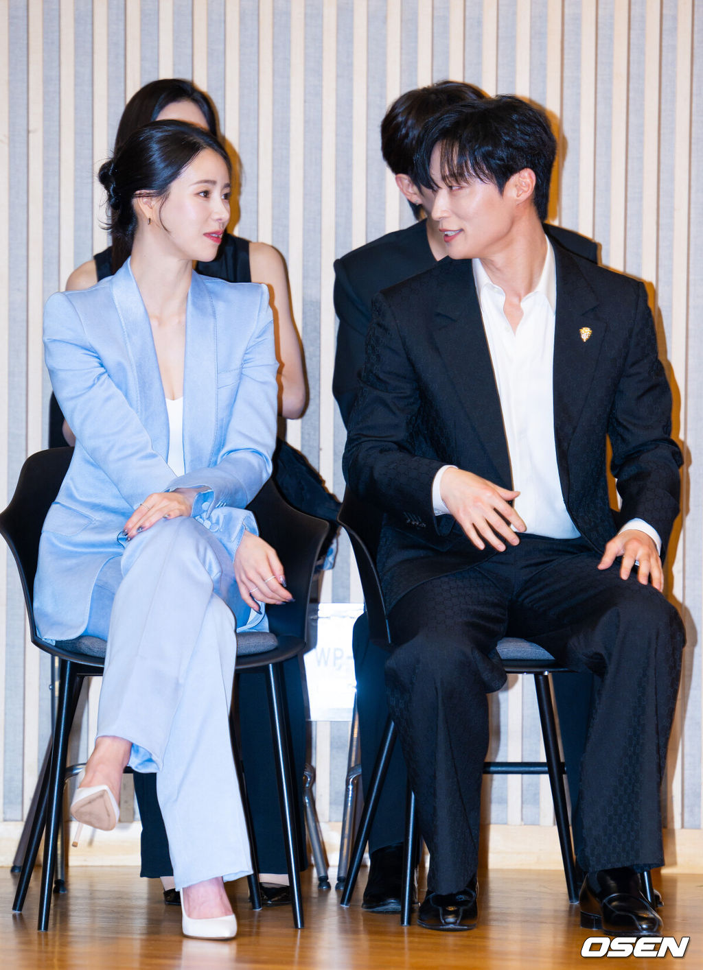 7일 오후 서울 양천구 목동 SBS 방송센터 SBS홀에서 SBS 새 금토드라마 '멋진 신세계' 제작발표회가 열렸다.<br /><br />'멋진 신세계'는 희대의 조선 악녀 영혼이 씌어 '악질' 해진 무명배우 신서리(임지연 분)와 자본주의가 낳은 괴물이라 불리는 악질 재벌 차세계(허남준 분)의 일촉즉발 전쟁 같은 로맨스 코미디 드라마다.<br /><br />배우 임지연과 허남준이 포토타임을 기다리며 얘기를 나누고 있다. 2026.05.07 / rumi@osen.co.kr