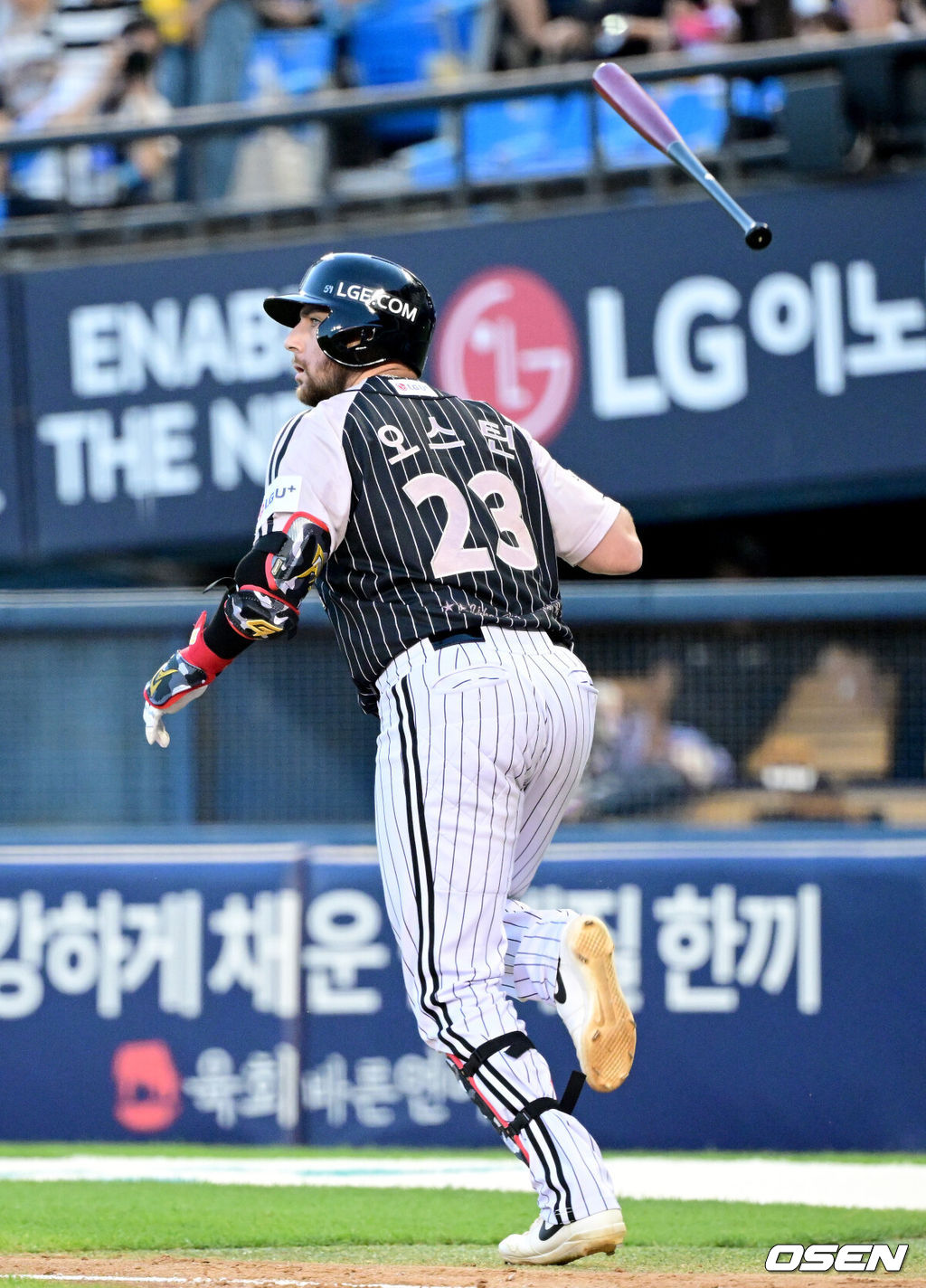 24일 서울 잠실야구장에서 ‘2026 신한 SOL Bank KBO리그’ LG 트윈스와 삼성 라이온즈의 경기가 열렸다.홈팀 LG는 앤더스 톨허스트, 방문팀 삼성은 잭 오러클린을 선발로 내세웠다.4회말 1사 주자없는 상황 LG 오스틴이 선제 좌월 솔로포를 날린 뒤 타구를 바라보며 배트를 던지고 있다. 2026.06.24 / dreamer@osen.co.kr