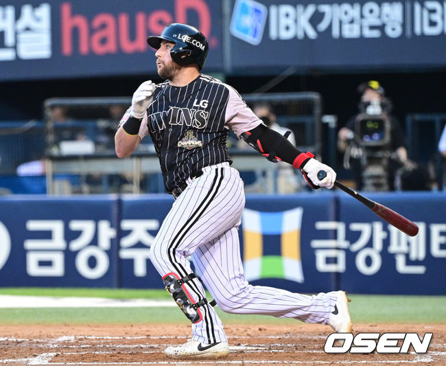 [OSEN=잠실, 최규한 기자] 24일 서울 잠실야구장에서 ‘2026 신한 SOL Bank KBO리그’ LG 트윈스와 삼성 라이온즈의 경기가 열렸다.홈팀 LG는 앤더스 톨허스트, 방문팀 삼성은 잭 오러클린을 선발로 내세웠다.4회말 1사 주자없는 상황 LG 오스틴이 선제 좌월 솔로포를 날리고 있다. 2026.06.24 / dreamer@osen.co.kr