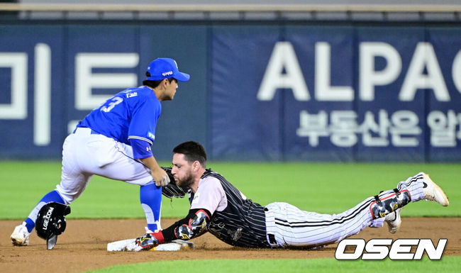 [OSEN=잠실, 최규한 기자] 24일 서울 잠실야구장에서 ‘2026 신한 SOL Bank KBO리그’ LG 트윈스와 삼성 라이온즈의 경기가 열렸다.홈팀 LG는 앤더스 톨허스트, 방문팀 삼성은 잭 오러클린을 선발로 내세웠다.6회말 1사 1루 상황 LG 오스틴이 우전 안타를 치고 상대 포구 실책을 틈타 2루로 슬라이딩 해 세이프되고 있다. 2026.06.24 / dreamer@osen.co.kr