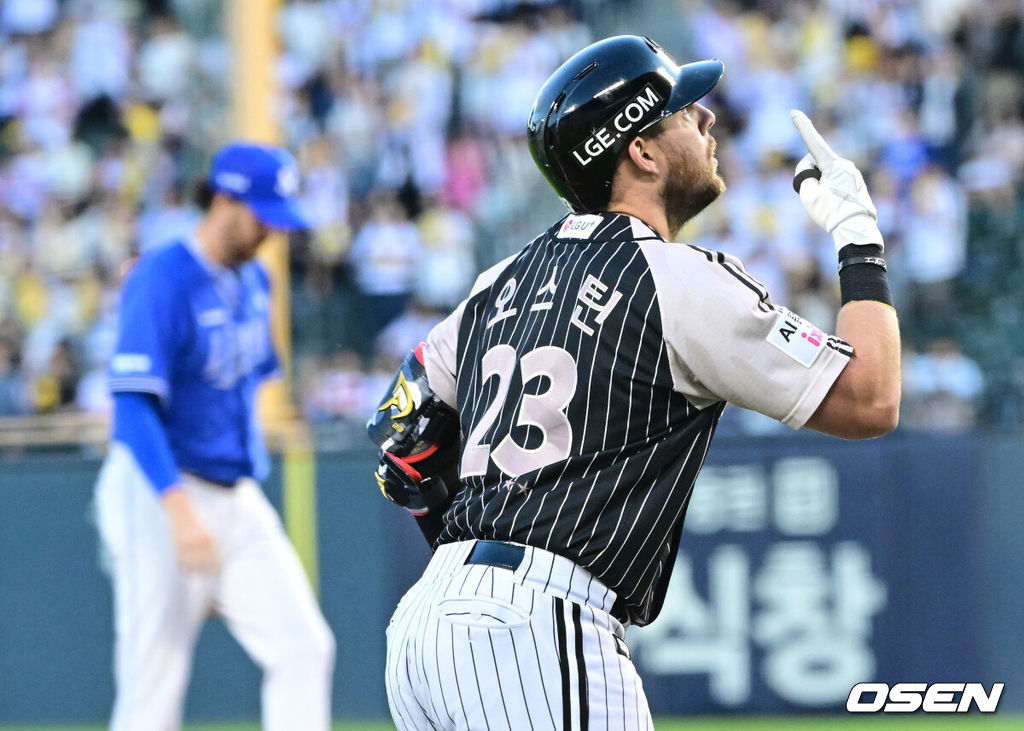 24일 서울 잠실야구장에서 ‘2026 신한 SOL Bank KBO리그’ LG 트윈스와 삼성 라이온즈의 경기가 열렸다.홈팀 LG는 앤더스 톨허스트, 방문팀 삼성은 잭 오러클린을 선발로 내세웠다.4회말 1사 주자없는 상황 LG 오스틴이 선제 좌월 솔로포를 날리고 그라운드를 돌며 기뻐하고 있다. 2026.06.24 / dreamer@osen.co.kr
