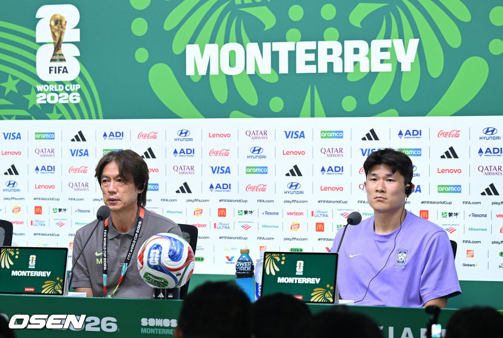 24일(한국시간) 멕시코 누에보레온주 과달루페의 몬테레이 스타디움에서 대한민국 축구국가대표팀 공식 기자회견이 진행됐다.대한민국 축구대표팀은 오는 25일 오전 10시 멕시코 몬테레이 스타디움에서 남아프리카공화국을 상대로 2026 국제축구연맹(FIFA) 북중미 월드컵 조별리그 A조 최종 3차전을 치른다. 대한민국 홍명보 감독, 김민재가 취재진의 질문을 듣고 있다. 2026.06.24 /sunday@osen.co.kr