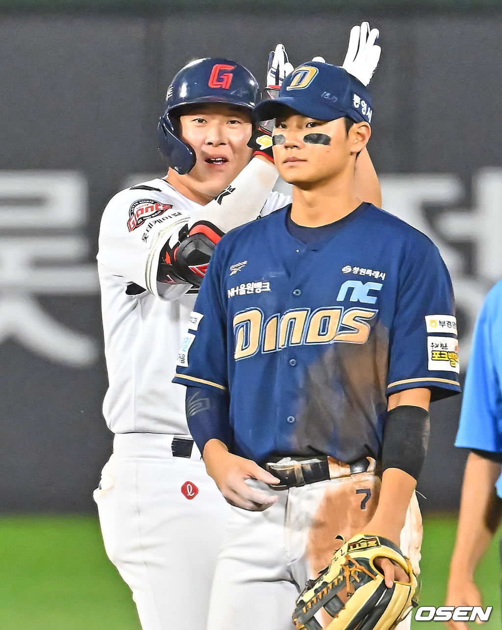 24일 부산 사직야구장에서 2026 신한 SOL KBO 리그 롯데 자이언츠와 NC 다이노스의 경기가 열렸다. 홈팀 롯데는 로드리게스가, 방문팀 NC는 테일러가 선발 출전했다.롯데 자이언츠 나승엽이 8회말 2사 만루 우익수 앞 안타를 치고 세리머니를 하고 있다. 2026.06.24 / foto0307@osen.co.kr