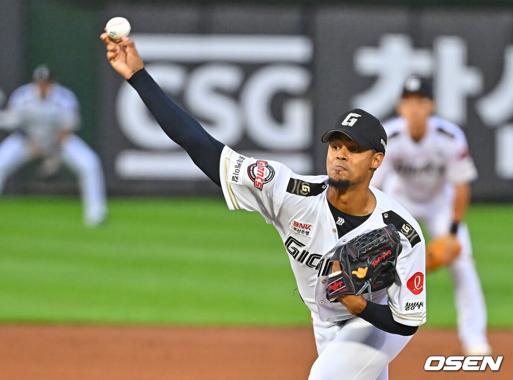 24일 부산 사직야구장에서 2026 신한 SOL KBO 리그 롯데 자이언츠와 NC 다이노스의 경기가 열렸다. 홈팀 롯데는 로드리게스가, 방문팀 NC는 테일러가 선발 출전했다.롯데 자이언츠 선발 투수 로드리게스가 역투하고 있다. 2026.06.24 / foto0307@osen.co.kr