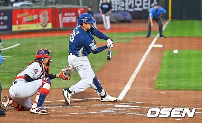 [OSEN=부산, 이석우 기자] 24일 부산 사직야구장에서 2026 신한 SOL KBO 리그 롯데 자이언츠와 NC 다이노스의 경기가 열렸다. 홈팀 롯데는 로드리게스가, 방문팀 NC는 테일러가 선발 출전했다.NC 다이노스 이우성이 1회초 1사 좌월 솔로 홈런을 치고 있다. 2026.06.24 / foto0307@osen.co.kr