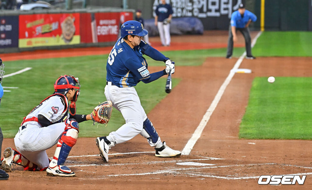 24일 부산 사직야구장에서 2026 신한 SOL KBO 리그 롯데 자이언츠와 NC 다이노스의 경기가 열렸다. 홈팀 롯데는 로드리게스가, 방문팀 NC는 테일러가 선발 출전했다.NC 다이노스 이우성이 1회초 1사 좌월 솔로 홈런을 치고 있다. 2026.06.24 / foto0307@osen.co.kr