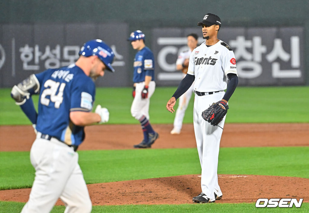 24일 부산 사직야구장에서 2026 신한 SOL KBO 리그 롯데 자이언츠와 NC 다이노스의 경기가 열렸다. 홈팀 롯데는 로드리게스가, 방문팀 NC는 테일러가 선발 출전했다.롯데 자이언츠 선발 투수 로드리게스가 5회초 2사 만루 NC 다이노스 데이비슨에게 몸에 맞는 볼을 던져 1실점한 후 아쉬워하고 있다. 2026.06.24 / foto0307@osen.co.kr