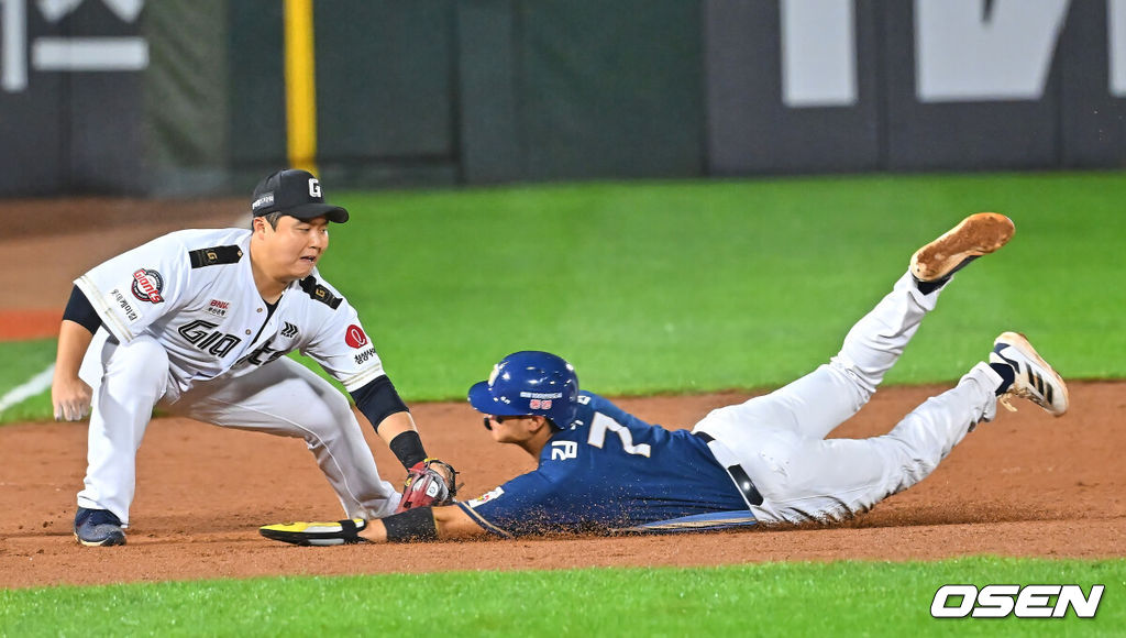 24일 부산 사직야구장에서 2026 신한 SOL KBO 리그 롯데 자이언츠와 NC 다이노스의 경기가 열렸다. 홈팀 롯데는 로드리게스가, 방문팀 NC는 테일러가 선발 출전했다.NC 다이노스 김주원이 8회초 1사 2루 이우성 타석때 3루 도루를 시도했으나 아웃되고 있다. 2026.06.24 / foto0307@osen.co.kr
