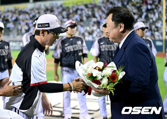 [OSEN=잠실, 최규한 기자] 프로야구 LG 트윈스가 삼성 라이온즈를 꺾고 5연승을 달렸다.&nbsp;LG는&nbsp;24일 잠실구장에서 열린 2026 KBO리그 삼성 라이온즈와 경기에서 2-0으로 승리했다.&nbsp;선발투수 톨허스트는 6이닝 2피안타 2볼넷 5탈삼진 무실점으로 시즌 8승째를 기록했다. 오스틴이 22호 홈런을 터뜨리며 올 시즌 첫 전 구단 상대 홈런을 기록했다.&nbsp;또한 염경엽 LG 감독은 개인 통산 700승을 달성했다. KBO 역대 9번째 대기록이다. 또 역대 최고령 700승 기록을 세웠다.경기를 마치고 개인통산 700승을 달성한 LG 염경엽 감독이 차명석 단장에게 꽃다발을 받고 있다. 2026.06.24 / dreamer@osen.co.kr