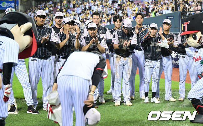 [OSEN=잠실, 최규한 기자] 프로야구 LG 트윈스가 삼성 라이온즈를 꺾고 5연승을 달렸다.&nbsp;LG는&nbsp;24일 잠실구장에서 열린 2026 KBO리그 삼성 라이온즈와 경기에서 2-0으로 승리했다.&nbsp;선발투수 톨허스트는 6이닝 2피안타 2볼넷 5탈삼진 무실점으로 시즌 8승째를 기록했다. 오스틴이 22호 홈런을 터뜨리며 올 시즌 첫 전 구단 상대 홈런을 기록했다.&nbsp;또한 염경엽 LG 감독은 개인 통산 700승을 달성했다. KBO 역대 9번째 대기록이다. 또 역대 최고령 700승 기록을 세웠다.경기를 마치고 개인통산 700승을 달성한 LG 염경엽 감독이 선수들에게 허리르 숙여 인사를 전하고 있다. 2026.06.24 / dreamer@osen.co.kr