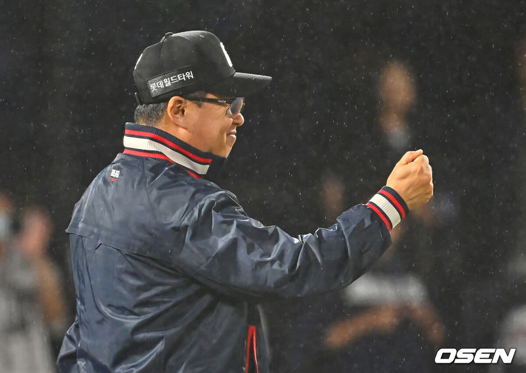 24일 부산 사직야구장에서 2026 신한 SOL KBO 리그 롯데 자이언츠와 NC 다이노스의 경기가 열렸다. 홈팀 롯데는 로드리게스가, 방문팀 NC는 테일러가 선발 출전했다.롯데 자이언츠 김태형 감독이 5-3으로 역전승을 올리고 선수들과 기쁨을 나누고 있다. 2026.06.24 / foto0307@osen.co.kr