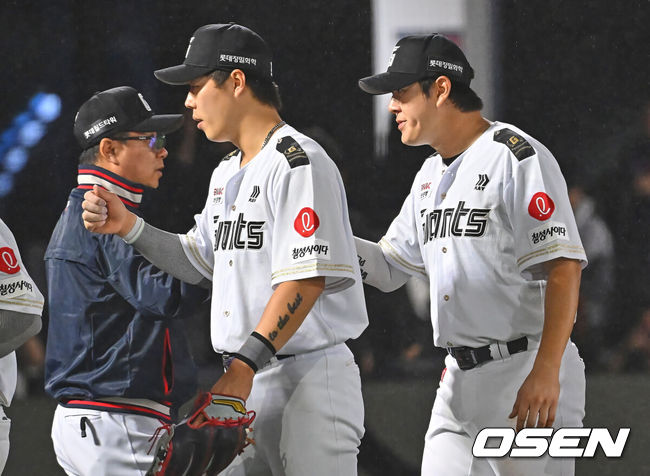 [OSEN=부산, 이석우 기자] 24일 부산 사직야구장에서 2026 신한 SOL KBO 리그 롯데 자이언츠와 NC 다이노스의 경기가 열렸다. 홈팀 롯데는 로드리게스가, 방문팀 NC는 테일러가 선발 출전했다.롯데 자이언츠 김태형 감독이 5-3으로 역전승을 올리고 나승엽과 기쁨을 나누고 있다. 2026.06.24 / foto0307@osen.co.kr