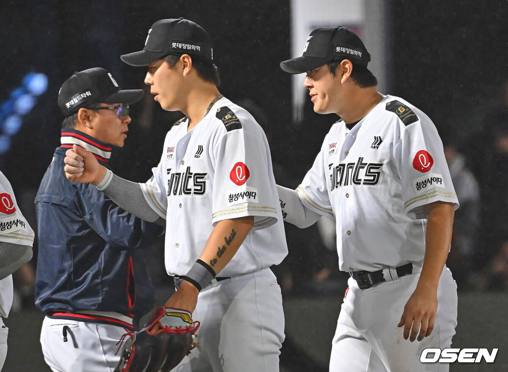 24일 부산 사직야구장에서 2026 신한 SOL KBO 리그 롯데 자이언츠와 NC 다이노스의 경기가 열렸다. 홈팀 롯데는 로드리게스가, 방문팀 NC는 테일러가 선발 출전했다.롯데 자이언츠 김태형 감독이 5-3으로 역전승을 올리고 나승엽과 기쁨을 나누고 있다. 2026.06.24 / foto0307@osen.co.kr
