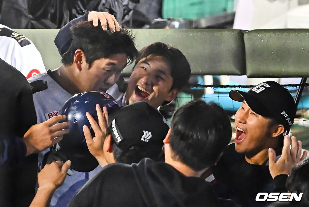 24일 부산 사직야구장에서 2026 신한 SOL KBO 리그 롯데 자이언츠와 NC 다이노스의 경기가 열렸다. 홈팀 롯데는 로드리게스가, 방문팀 NC는 테일러가 선발 출전했다.롯데 자이언츠 나승엽이 8회말 2사 만루 우익수 앞 안타를 치고 교체되며 동료들의 축하를 받고 있다. 2026.06.24 / foto0307@osen.co.kr