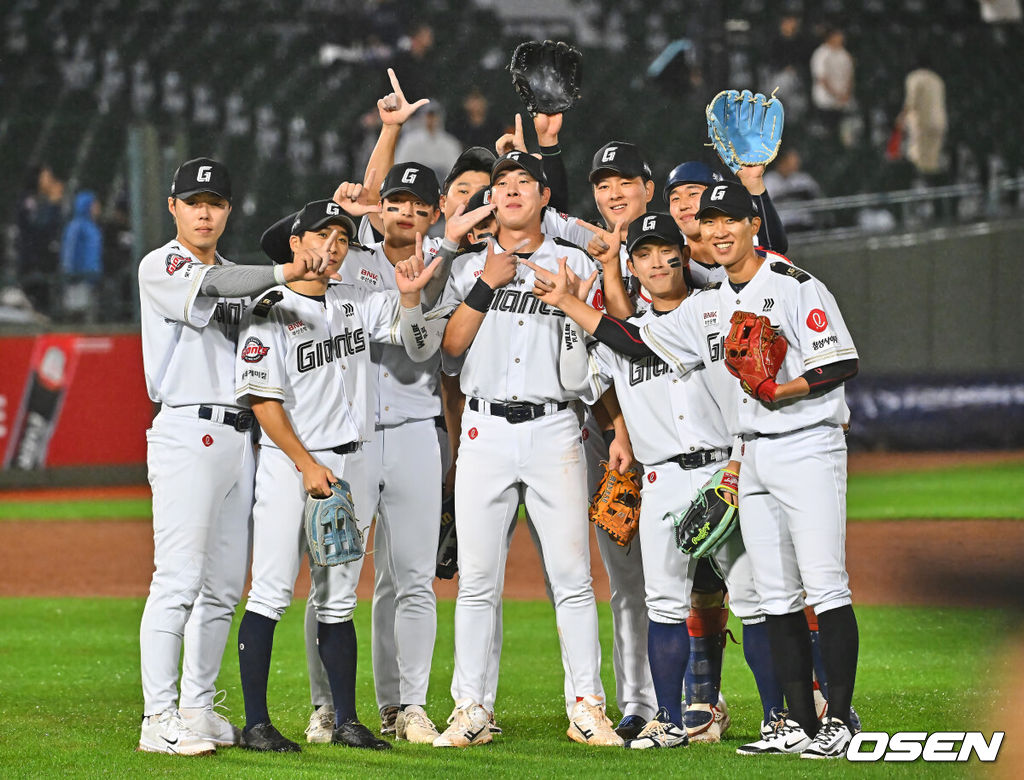 24일 부산 사직야구장에서 2026 신한 SOL KBO 리그 롯데 자이언츠와 NC 다이노스의 경기가 열렸다. 홈팀 롯데는 로드리게스가, 방문팀 NC는 테일러가 선발 출전했다.롯데 자이언츠 나승엽과 선수들이 5-3으로 역전승을 올리고 기념촬영 세리머니를 하고 있다. 2026.06.24 / foto0307@osen.co.kr