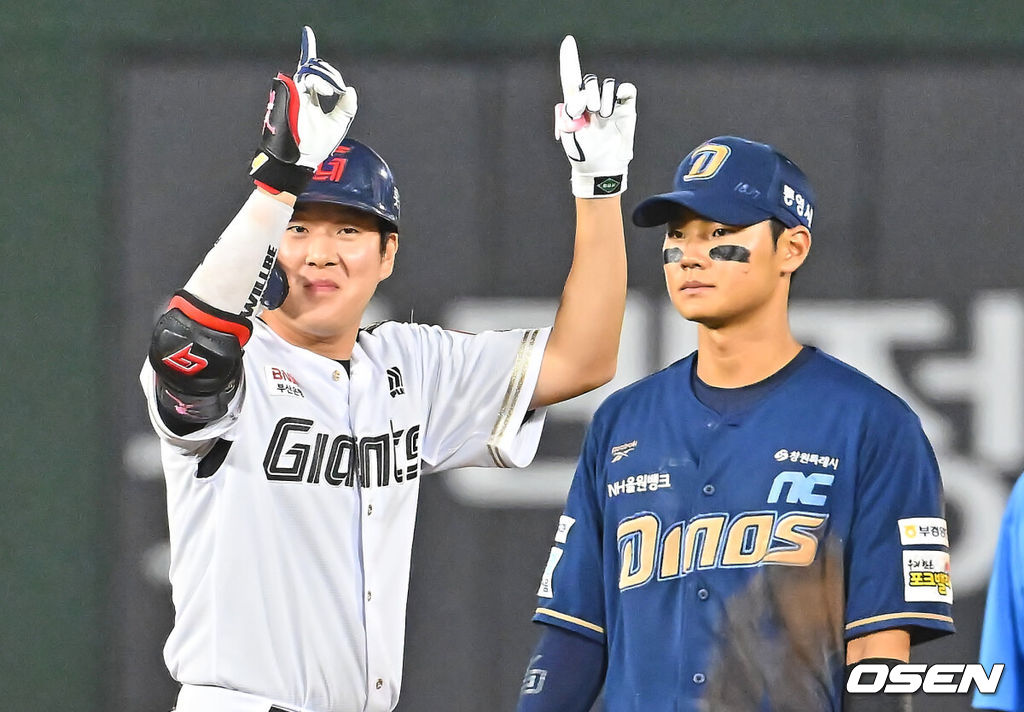 24일 부산 사직야구장에서 2026 신한 SOL KBO 리그 롯데 자이언츠와 NC 다이노스의 경기가 열렸다. 홈팀 롯데는 로드리게스가, 방문팀 NC는 테일러가 선발 출전했다.롯데 자이언츠 나승엽이 8회말 2사 만루 우익수 앞 안타를 치고 세리머니를 하고 있다. 2026.06.24 / foto0307@osen.co.kr