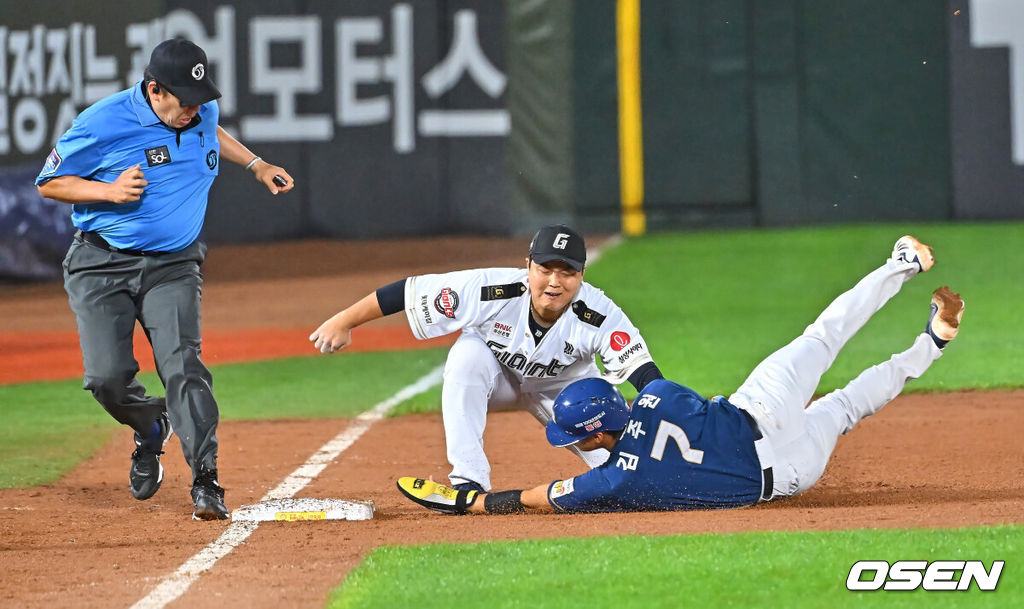 24일 부산 사직야구장에서 2026 신한 SOL KBO 리그 롯데 자이언츠와 NC 다이노스의 경기가 열렸다. 홈팀 롯데는 로드리게스가, 방문팀 NC는 테일러가 선발 출전했다.NC 다이노스 김주원이 8회초 1사 2루 이우성 타석때 3루 도루를 시도했으나 아웃되고 있다. 2026.06.24 / foto0307@osen.co.kr