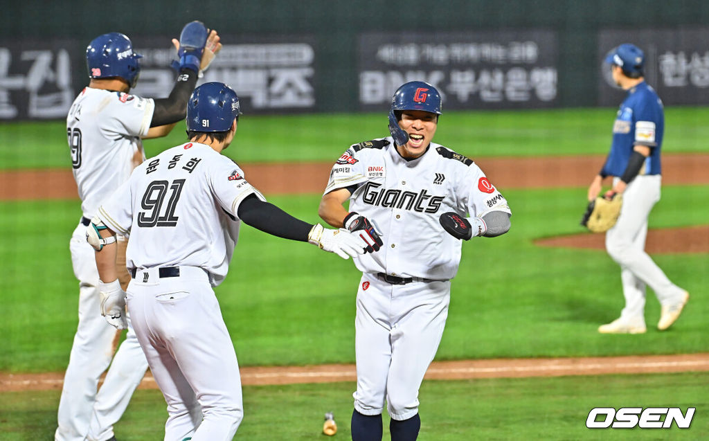 24일 부산 사직야구장에서 2026 신한 SOL KBO 리그 롯데 자이언츠와 NC 다이노스의 경기가 열렸다. 홈팀 롯데는 로드리게스가, 방문팀 NC는 테일러가 선발 출전했다.롯데 자이언츠 김동혁과 레이예스가 8회말 2사 만루 나승엽의 우익수 앞 안타때 득점을 올리고 기뻐하고 있다. 2026.06.24 / foto0307@osen.co.kr