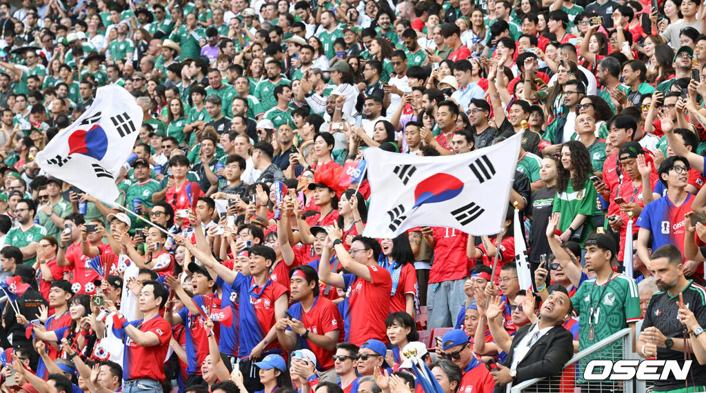 홍명보 감독이 이끄는 대한민국 축구대표팀은 19일 오전 10시(이하 한국시간) 멕시코 과달라하라의 에스타디오 과달라하라에서 열린 2026 국제축구연맹(FIFA) 북중미 월드컵 조별리그 A조 2차전에서 멕시코에 0-1로 패했다.이로써 한국은 1승 1패, 승점 3으로 멕시코(승점 6)에 이어 조 2위가 됐다. 체코와 남아프리카공화국이 나란히 승점 1에 머물러 있는 만큼 한국은 남아공과 최종전에서 무승부만 거둬도 조 2위를 확보할 수 있다.대한민국 관중이 열띤 응원을 펼치고 있다. 2026.06.19 /sunday@osen.co.kr