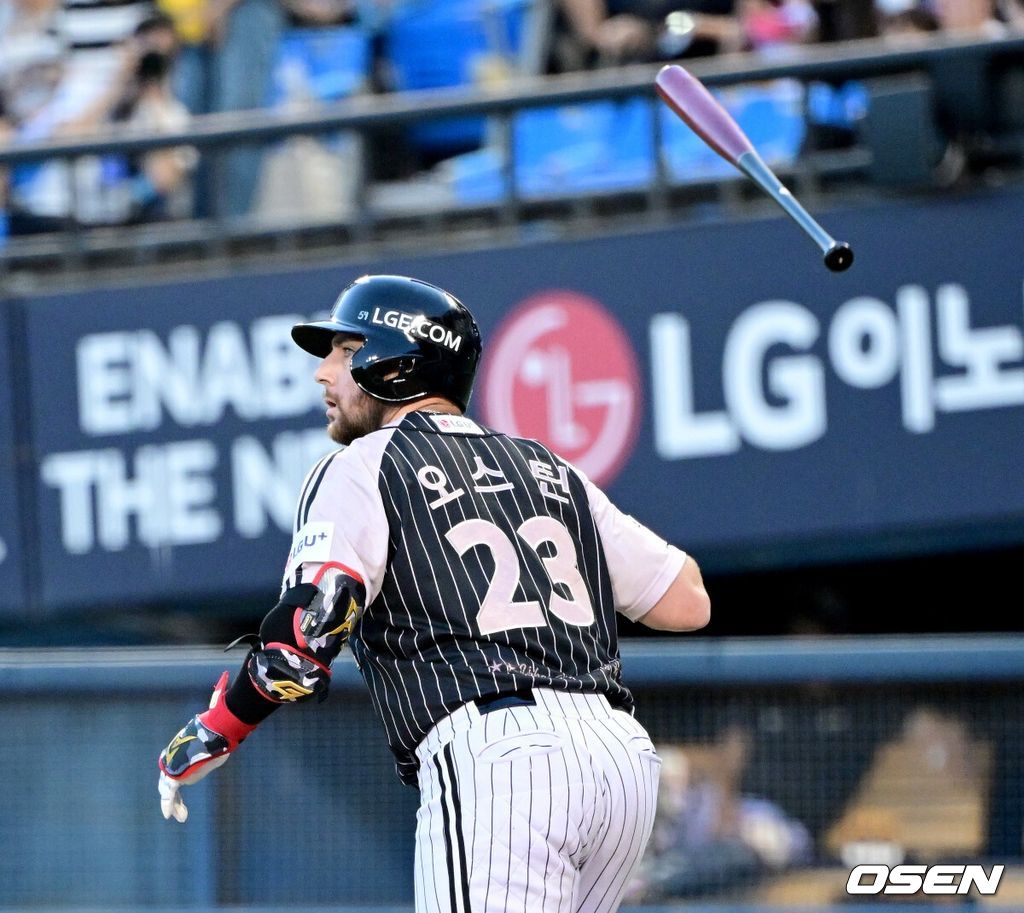 24일 서울 잠실야구장에서 ‘2026 신한 SOL Bank KBO리그’ LG 트윈스와 삼성 라이온즈의 경기가 열렸다.홈팀 LG는 앤더스 톨허스트, 방문팀 삼성은 잭 오러클린을 선발로 내세웠다.4회말 1사 주자없는 상황 LG 오스틴이 선제 좌월 솔로포를 날린 뒤 타구를 바라보며 배트를 던지고 있다. 2026.06.24 / dreamer@osen.co.kr