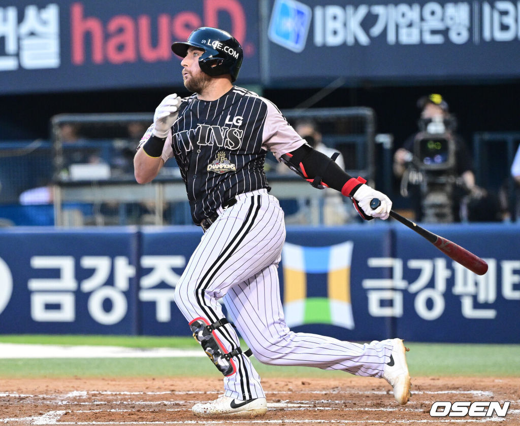 24일 서울 잠실야구장에서 ‘2026 신한 SOL Bank KBO리그’ LG 트윈스와 삼성 라이온즈의 경기가 열렸다.홈팀 LG는 앤더스 톨허스트, 방문팀 삼성은 잭 오러클린을 선발로 내세웠다.4회말 1사 주자없는 상황 LG 오스틴이 선제 좌월 솔로포를 날리고 있다. 2026.06.24 / dreamer@osen.co.kr
