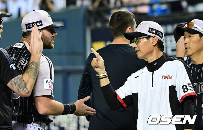 [OSEN=잠실, 최규한 기자] 프로야구 LG 트윈스가 삼성 라이온즈를 꺾고 5연승을 달렸다.&nbsp;LG는&nbsp;24일 잠실구장에서 열린 2026 KBO리그 삼성 라이온즈와 경기에서 2-0으로 승리했다.&nbsp;선발투수 톨허스트는 6이닝 2피안타 2볼넷 5탈삼진 무실점으로 시즌 8승째를 기록했다. 오스틴이 22호 홈런을 터뜨리며 올 시즌 첫 전 구단 상대 홈런을 기록했다.&nbsp;또한 염경엽 LG 감독은 개인 통산 700승을 달성했다. KBO 역대 9번째 대기록이다. 또 역대 최고령 700승 기록을 세웠다.경기를 마치고 승리한 LG 염경엽 감독과 오스틴이 인사를 나누고 있다. 2026.06.24 / dreamer@osen.co.kr