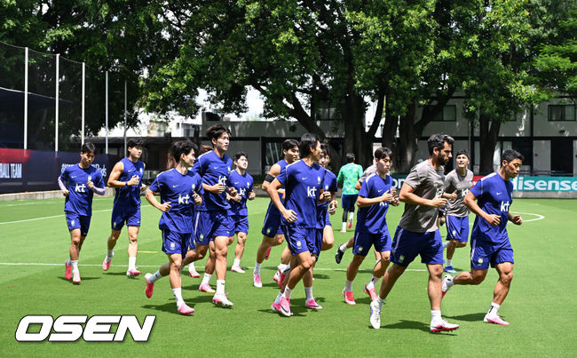[OSEN=사포판(멕시코), 이대선 기자] 홍명보 감독이 이끄는 대한민국 축구국가대표팀이 20일(한국시각) 멕시코 과달라하라 인근 사포판의 치바스 베르데 바예에서 훈련을 진행했다.한국은 1승 1패, 승점 3으로 멕시코(승점 6)에 이어 조 2위가 됐다. 체코와 남아프리카공화국이 나란히 승점 1에 머물러 있는 만큼 한국은 남아공과 최종전에서 무승부만 거둬도 조 2위를 확보할 수 있다.대한민국 선수들이 러닝 훈련을 하고 있다. 2026.06.20 /sunday@osen.co.kr